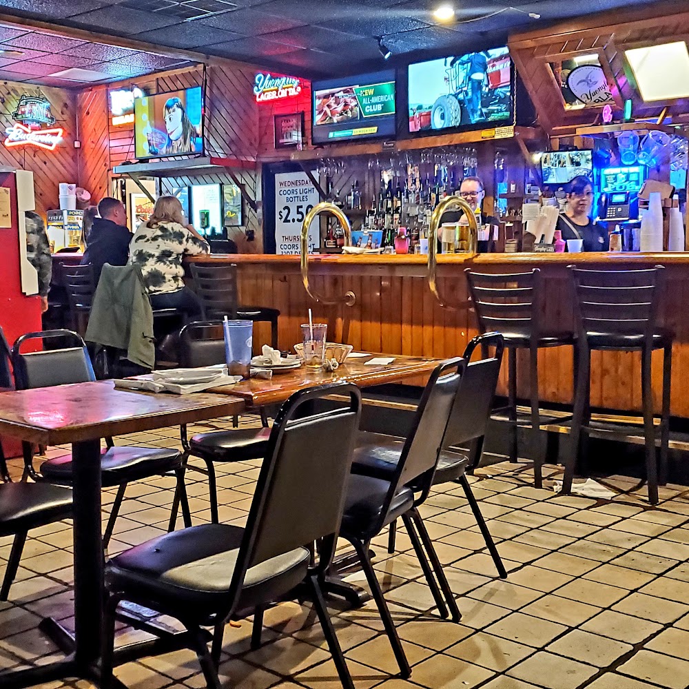 Between the Buns Osceola: Sports Bar and Pub Grub